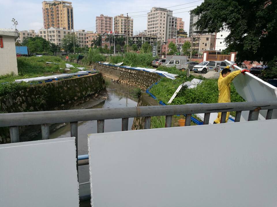 旭东公司在光明新区环境治理工程安装活动围墙现场